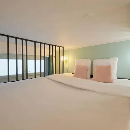 Renovated, Chic For Two Apartment Paris