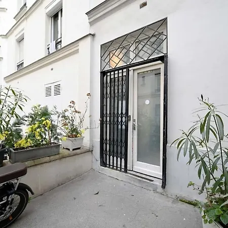 Apartment Renovated, Chic For Two Paris